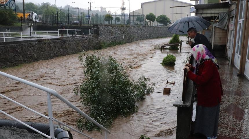 Ereğli&rsquo;de dere taştı; ev ve iş yerleri su altında (2)