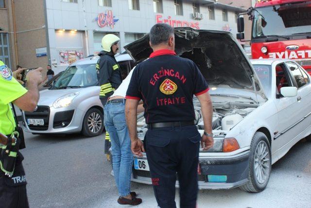 Seyir halindeki otomobilin motor kısmında çıkan yangın itfaiyenin müdahalesiyle söndürüldü