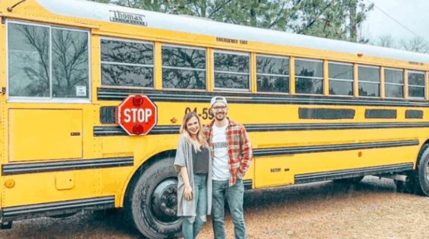 İşlerinden istifa edip bir okul servisiyle dünyayı geziyorlar!