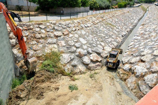 Büyükşehir ekipleri, Kaleburcu Deresini temizliyor