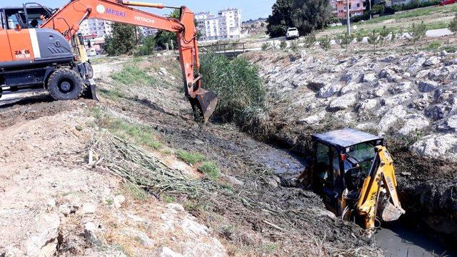 Büyükşehir ekipleri, Kaleburcu Deresini temizliyor