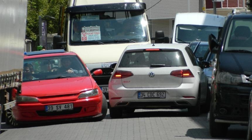 Ters yöne giren araç trafiği felç etti