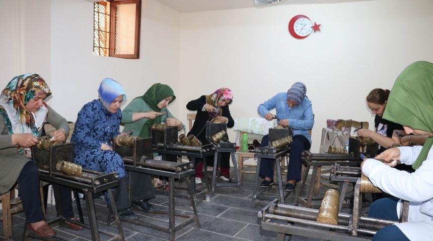 Bakır ve sedefe kadın eli değdi