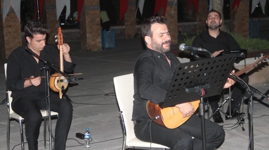 F&Uuml;&rsquo;de "Kahramanlık" t&uuml;rk&uuml;leri konseri