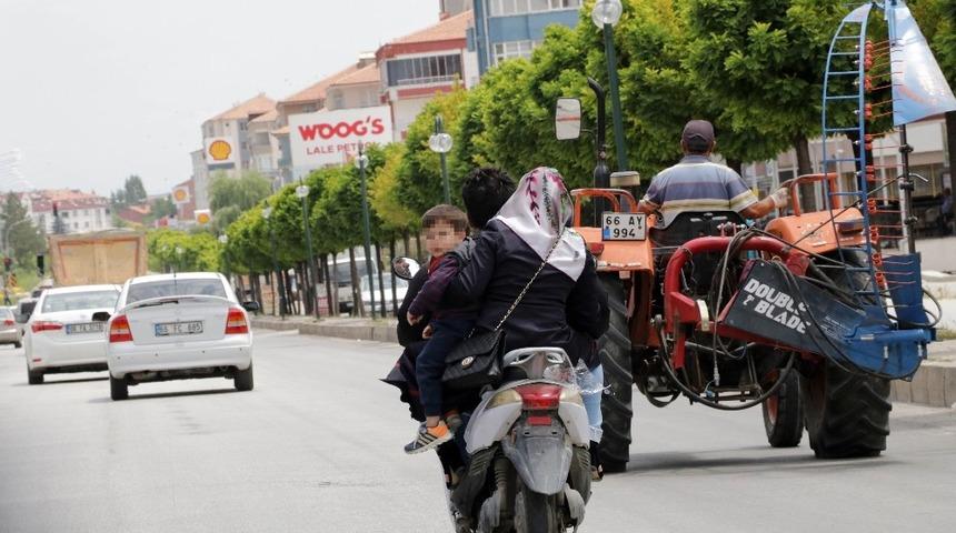 Motosiklet &uuml;zerinde tehlikeli yolculuk