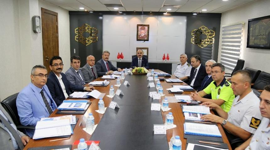 Vali G&uuml;naydın: &ldquo;Ara&ccedil; kullanırken cep telefonu kullanmamalıyız&rdquo;