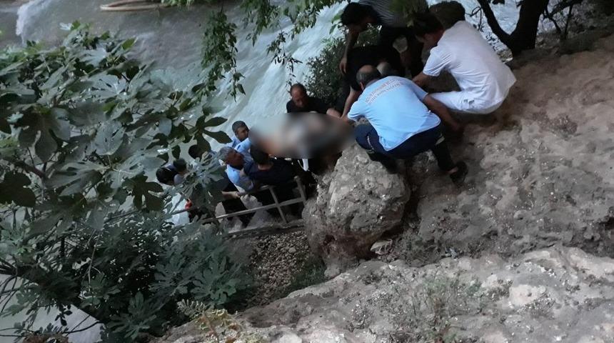 Suya atlayıp başını kayaya &ccedil;arpan gen&ccedil; &ouml;ld&uuml;