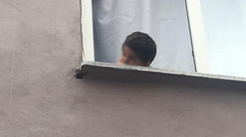 Pencereden sarkan çocuk, itfaiye tarafından kurtarıldı, annenin sözleri 'pes' dedirtti