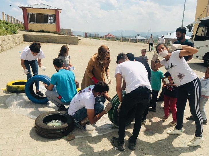 Gönüllülerle çocuklar kütüphane inşa etti G1