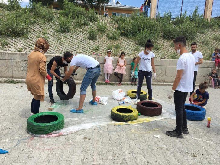 Gönüllülerle çocuklar kütüphane inşa etti G3
