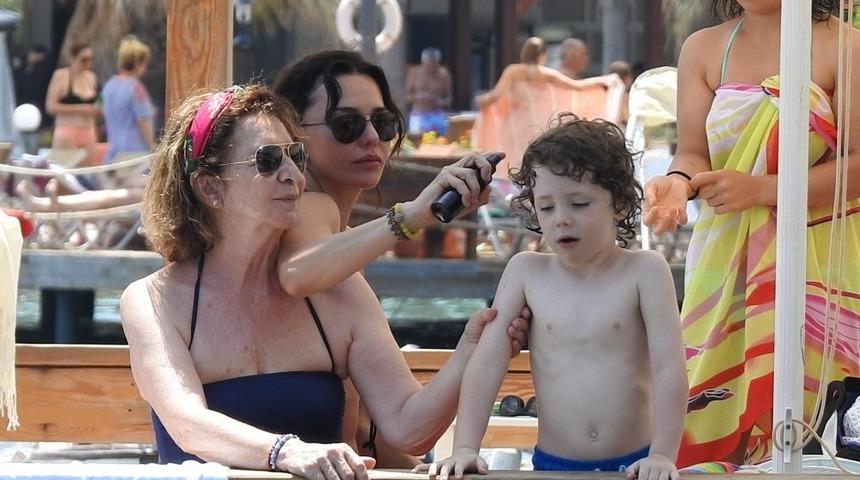 Hande Ataizi oğlu ile birlikte &ccedil;ocuklar gibi eğlendi