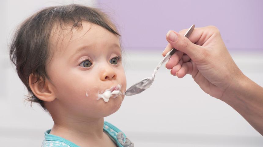 Ek besinlere erken başlamayın! &Ccedil;ocuklarda besin alerjisinin &ouml;n&uuml;ne ge&ccedil;menin 7 etkili yolu