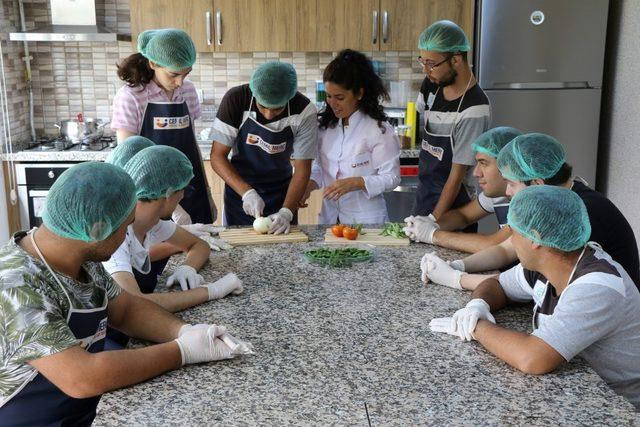 Özel öğrenciler kendi ektikleri sebzeler ile yemek yaptı