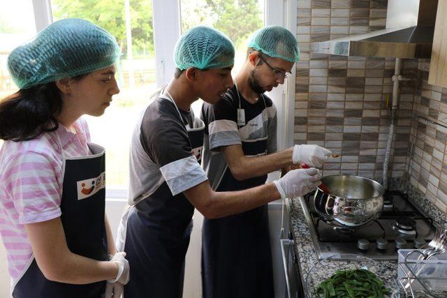 Özel öğrenciler kendi ektikleri sebzeler ile yemek yaptı