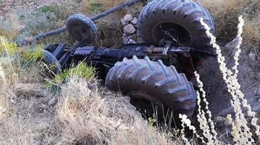 Diyarbakır&rsquo;da trakt&ouml;r şarampole yuvarlandı: 1 yaralı