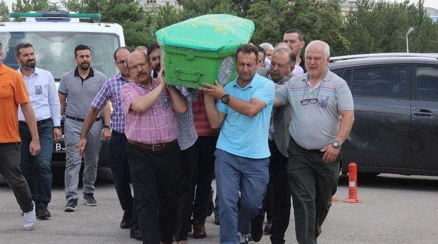 Kansere yenik d&uuml;şen profes&ouml;r g&ouml;zyaşlarıyla uğurlandı