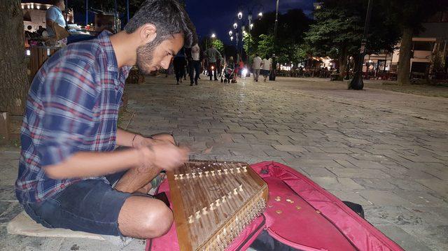 Diyarbakırlı üniversite öğrencisi 'santur' çalarak Balkanları geziyor