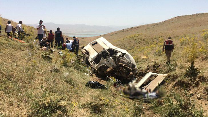 Son dakika! Van'da göçmenleri taşıyan minibüs takla attı, çok sayıda ölü ve yaralı var G1