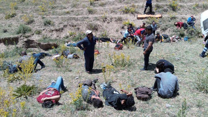 Son dakika! Van'da göçmenleri taşıyan minibüs takla attı, çok sayıda ölü ve yaralı var G4