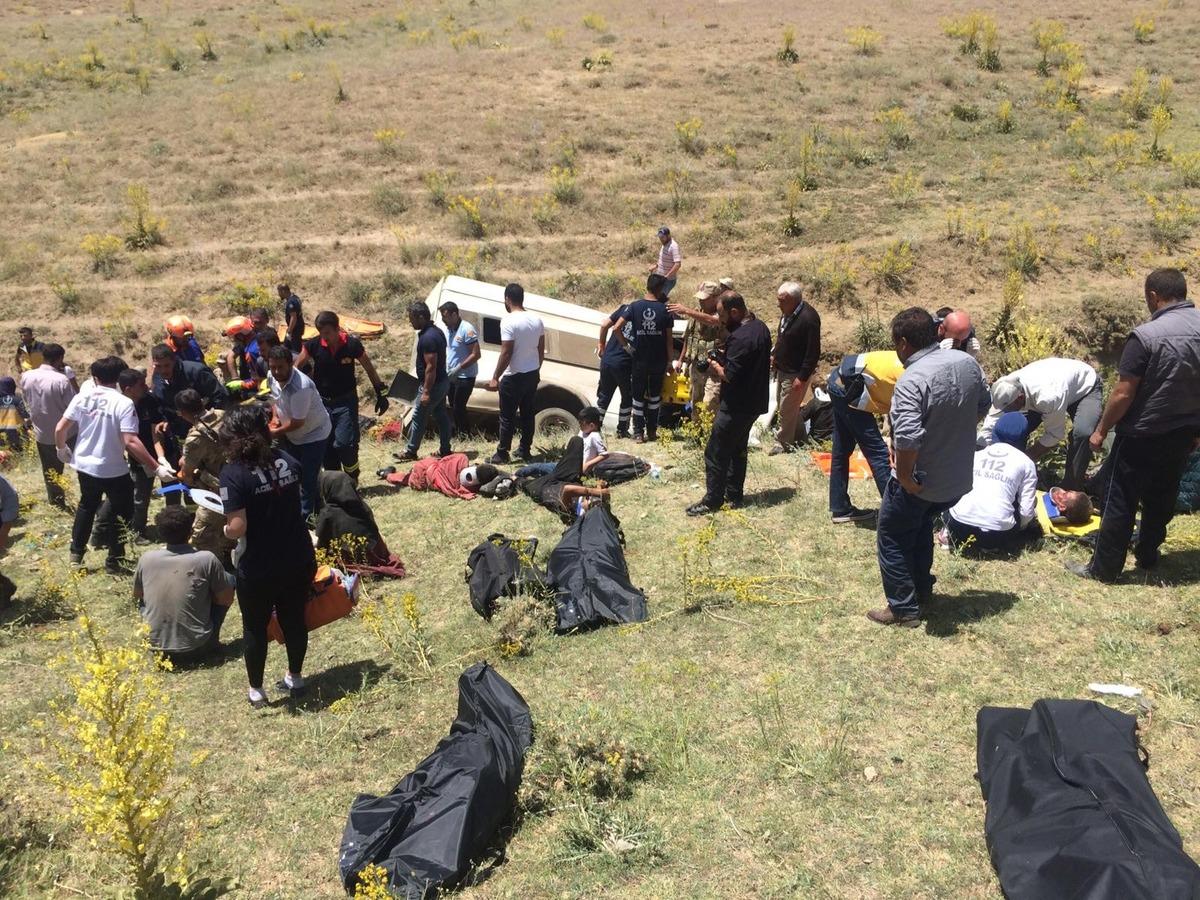 Son dakika! Van'da g&ouml;&ccedil;menleri taşıyan minib&uuml;s takla attı, &ccedil;ok sayıda &ouml;l&uuml; ve yaralı var