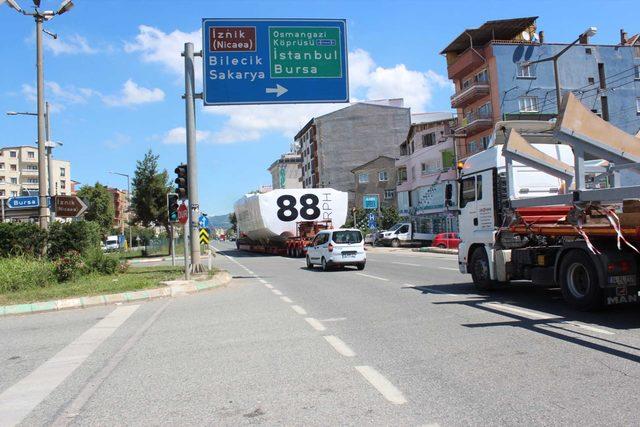 Dev tekne, karadan götürüldü