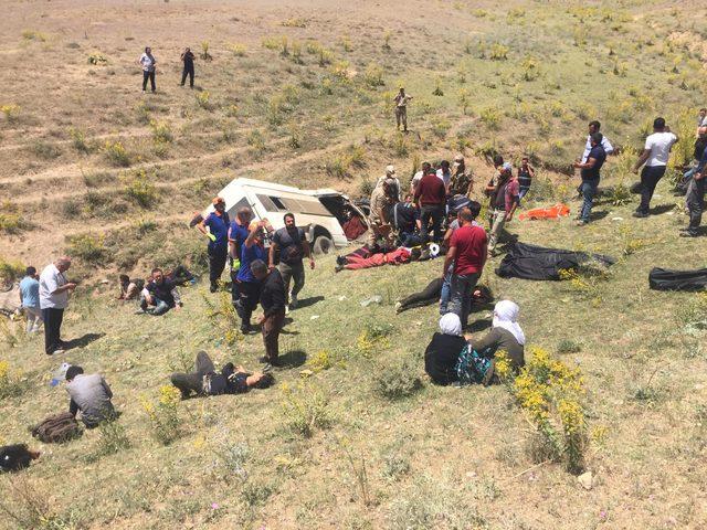 Van'da kaçak göçmenleri taşıyan minibüs devrildi: 14 ölü, 28 yaralı
