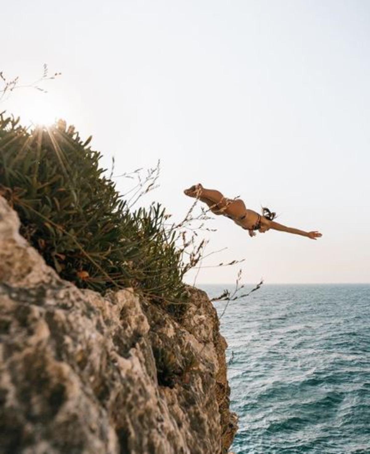 Yaptığı atlayışlarla y&uuml;rekleri ağızlara getiren kadın!