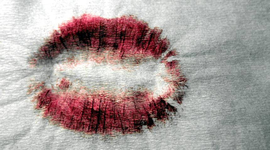 İnat&ccedil;ı ruj lekelerini &ccedil;ıkarmanın etkili ve 3 kolay yolu