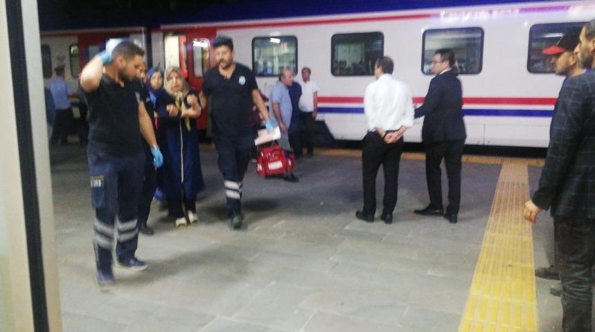 Yolcu treninde kolunu kapıya sıkıştıran kadın hastaneye sevk edildi