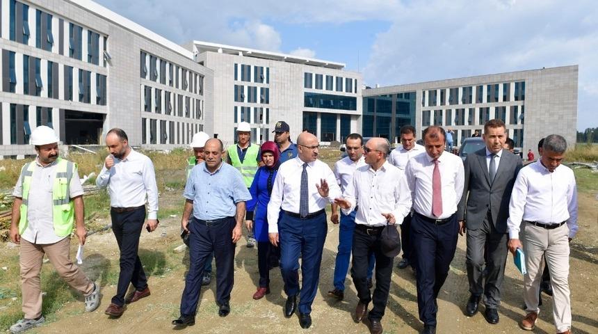 Ceyhan Devlet Hastanesinin yapımı s&uuml;r&uuml;yor