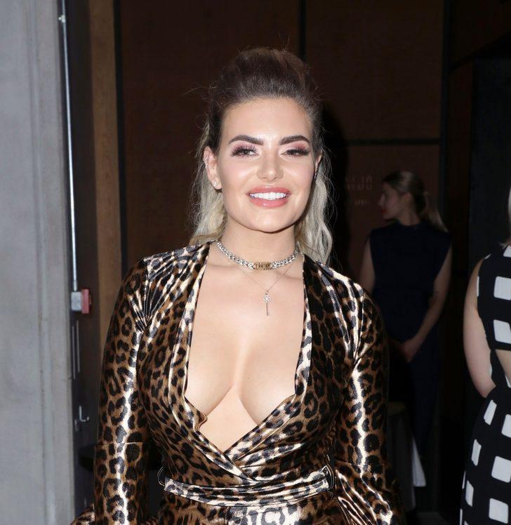 Megan Barton Hanson dekoltesini kontrol etmekte zorlandı G1