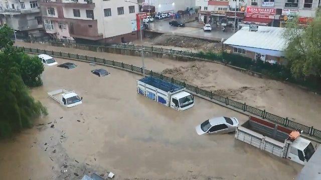 Yollar göle döndü, araçlar kayık gibi yüzdü