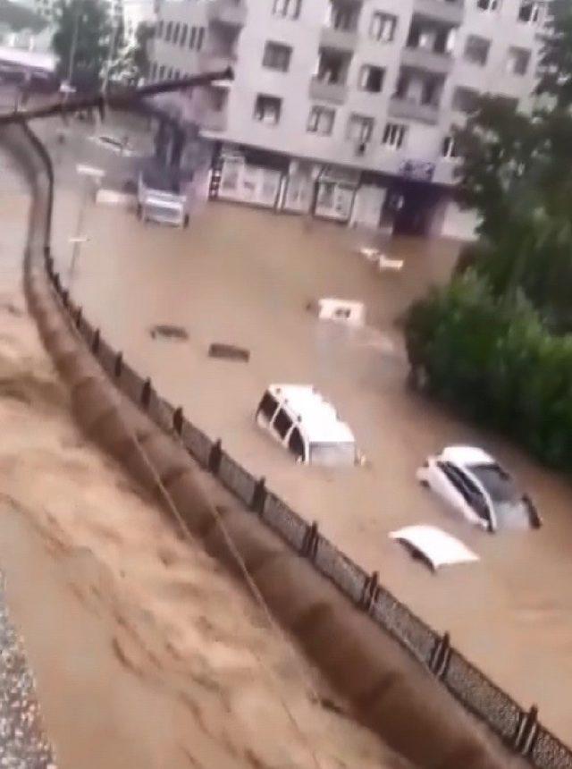 Yollar göle döndü, araçlar kayık gibi yüzdü