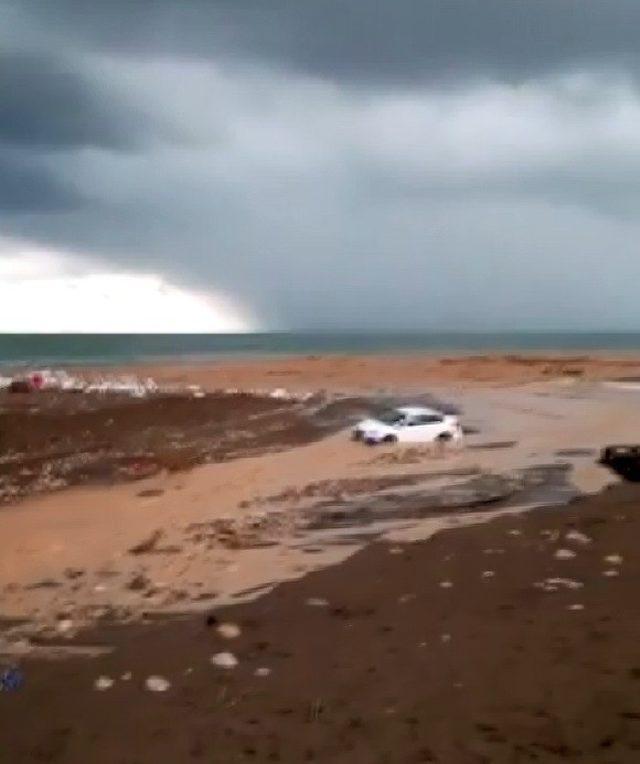 Yollar göle döndü, araçlar kayık gibi yüzdü