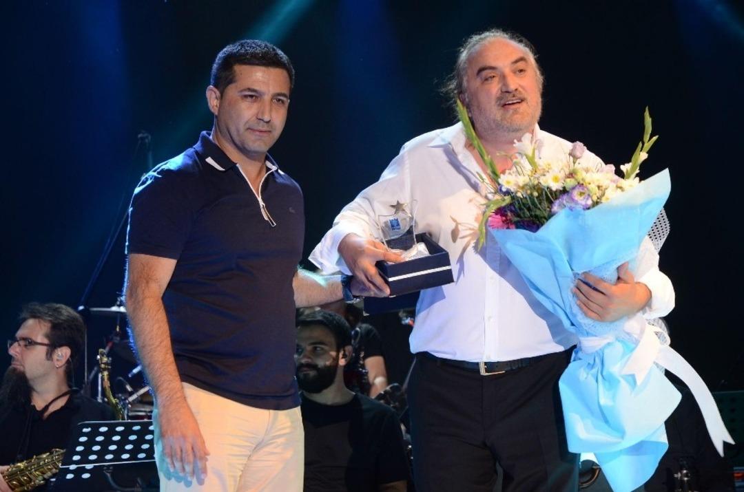 Başkan G&uuml;nel&rsquo;den Volkan Konak&rsquo;a sahnede teşekk&uuml;r