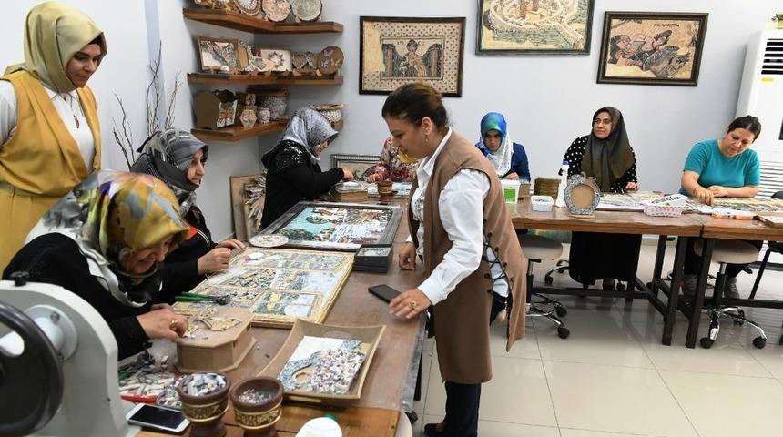 Mozaikler kadınların ellerinde şekil alıyor