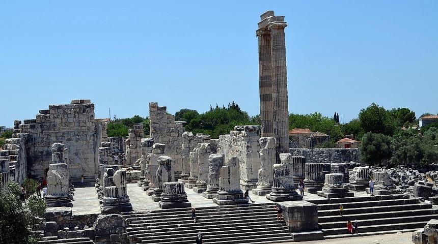 Binlerce yıllık tapınağın duvarlarındaki çirkin yazılar tepki çekti