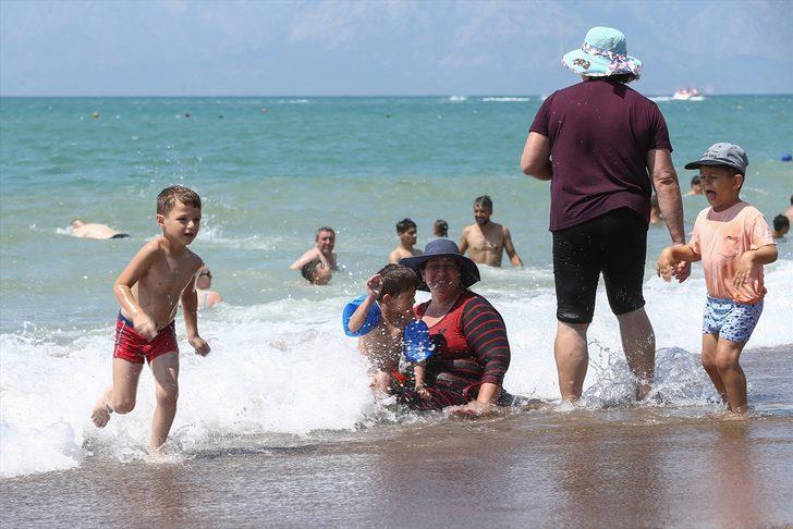 Antalya'da plajlar dolu G5