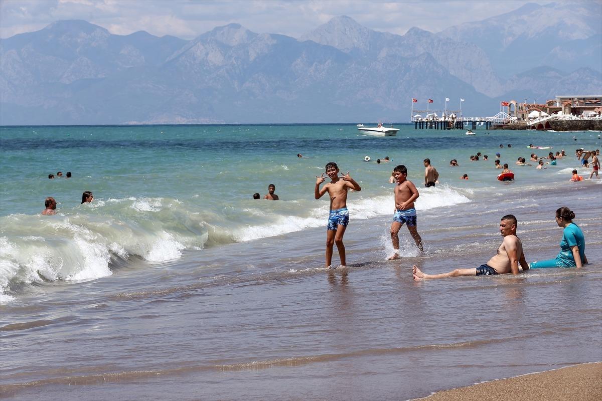 Antalya'da plajlar dolu
