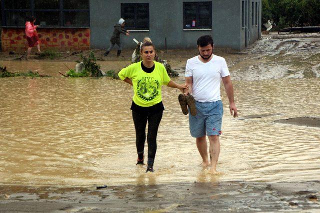 Düzce'de sel: 23 köy yolu kapandı, mahsur kalanlar helikopterle kurtarılıyor - Yeniden