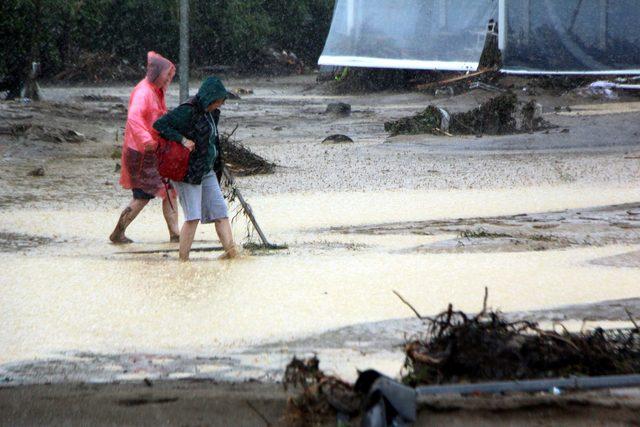 Düzce'de sel: 23 köy yolu kapandı, mahsur kalanlar helikopterle kurtarılıyor - Yeniden