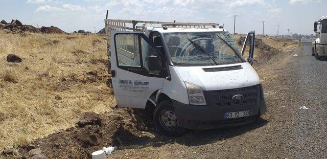 Şanlıurfa’da lastiği patlayan kamyonet yoldan çıktı: 2 yaralı