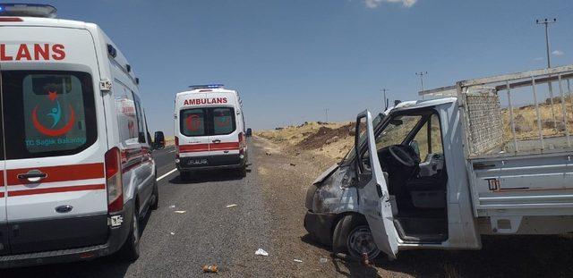 Şanlıurfa’da lastiği patlayan kamyonet yoldan çıktı: 2 yaralı