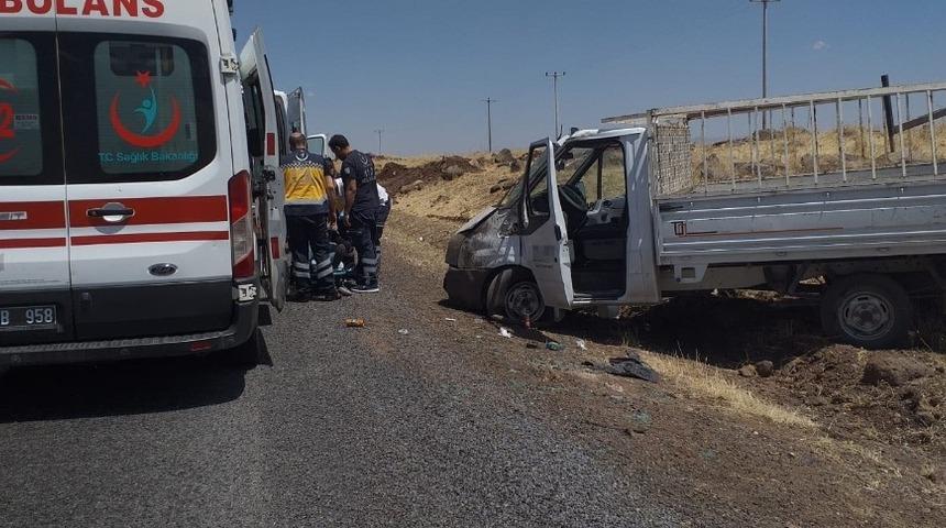 Şanlıurfa’da lastiği patlayan kamyonet yoldan çıktı: 2 yaralı