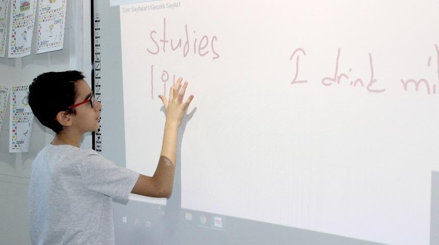 &Ouml;ğrenciler İngilizce dil kampında