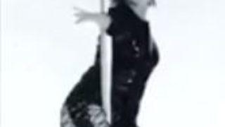 Yonca Evcimik’ten Jennifer Lopez’e direk dansı göndermesi