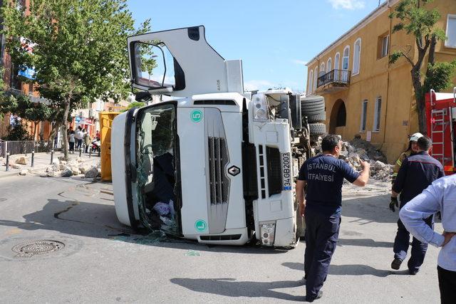 Üsküdar Paşapkapısı Cezaevi önünde hafriyat kamyonu devrildi; sıkışan sürücü kurtarıldı (1)