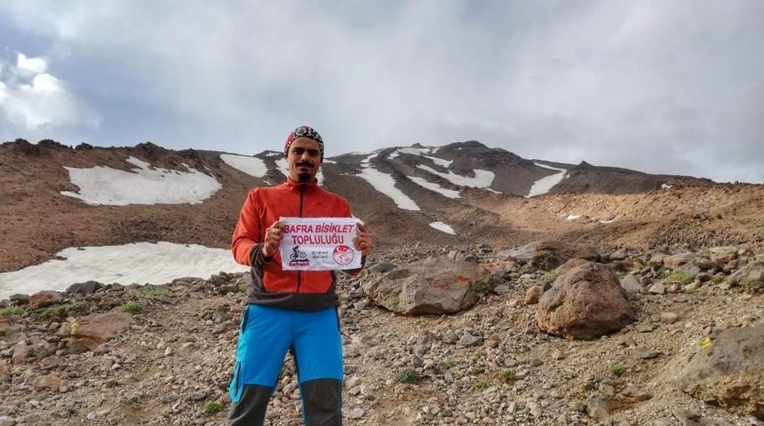 Orta Doğu’nun en yüksek dağında Türk bayrağı dalgalandırdı