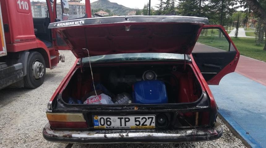 Park halindeki otomobil yandı