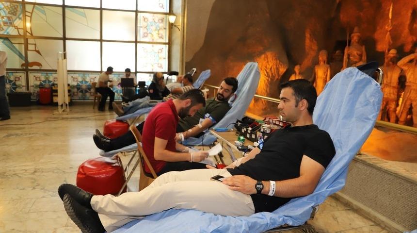 Belediye &ccedil;alışanlarından Kızılay&rsquo;a kan bağışı